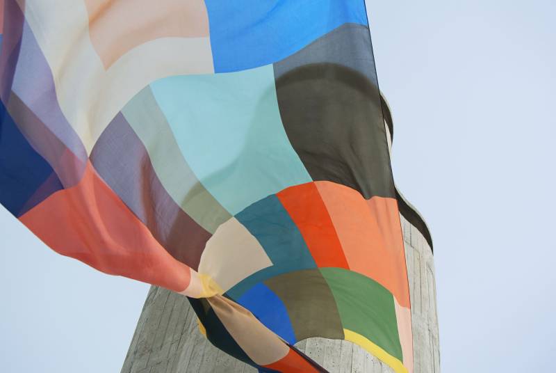 Voilages en soie ou coton, colorés,  chez Maison Mirbel à Marseille.