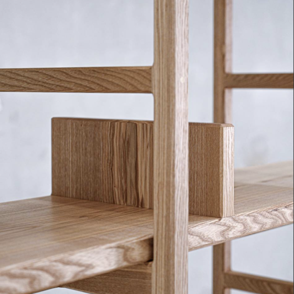 Malo Mangin, ébéniste et créateur de mobilier en bois sur mesure chez Maison Mirbel à Marseille.