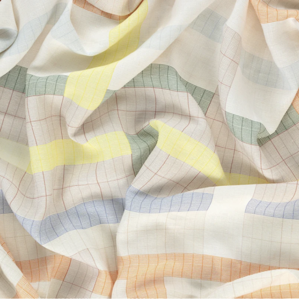 Rideaux, coussins et nappes en lin et coton de Aplatdesign chez Maison Mirbel à Marseille. 