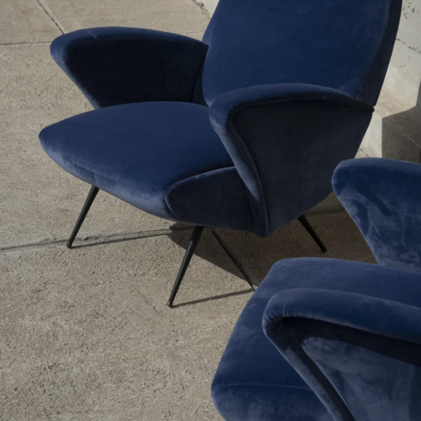 Fauteuil italien, années 50, pieds compas, restauré en velours Kvadrat, chez Maison Mirbel au Corbusier à Marseille