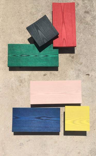 Plateaux ou petites étagères en frêne aux couleurs des loggias de Le Corbusier chez Maison Mirbel à Marseille.